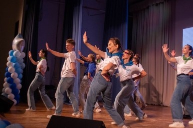 Итоги дня: морской фестиваль, странный цемент, полицейский арестован