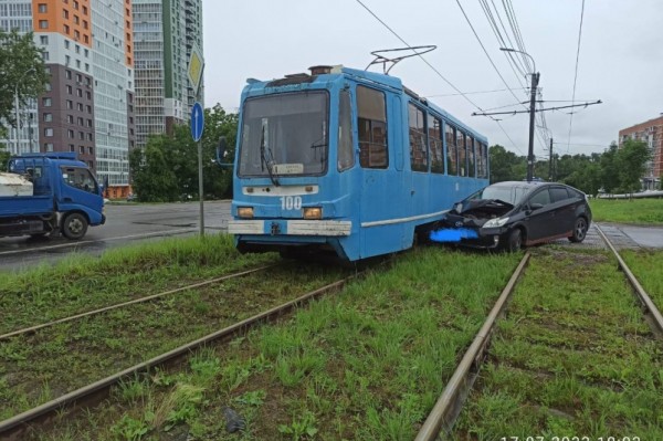 Утреннее столкновение с трамваем произошло в Хабаровске