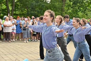 Итоги дня: морской фестиваль, странный цемент, полицейский арестован