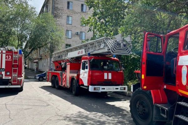 Спасатели тушили условный пожар на сцене в Комсомольске-на-Амуре (ФОТО)