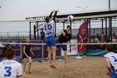 Итоги дня: сильные дожди, 100-летие российского волейбола и необычные скворечники