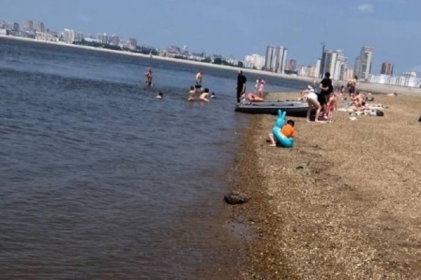 Родился в рубашке: утопающего на пляже "Дельфин" спасли спасатели МЧС России в Хабаровске