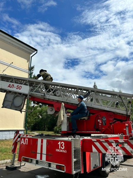 Спасатели тушили условный пожар на сцене в Комсомольске-на-Амуре (ФОТО)