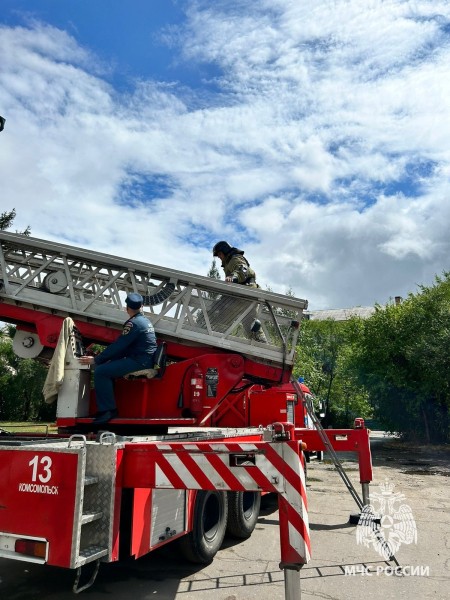 Спасатели тушили условный пожар на сцене в Комсомольске-на-Амуре (ФОТО)
