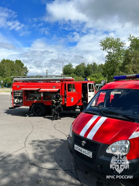 Спасатели тушили условный пожар на сцене в Комсомольске-на-Амуре (ФОТО)