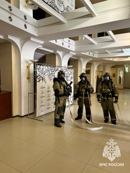 Спасатели тушили условный пожар на сцене в Комсомольске-на-Амуре (ФОТО)