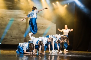 Итоги дня: хабаровчане в ромашках, спортсмены-профи и соревнования по триатлону