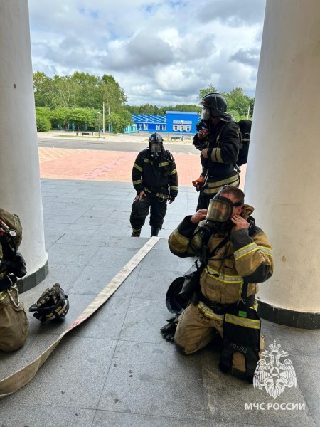 Спасатели тушили условный пожар на сцене в Комсомольске-на-Амуре (ФОТО)