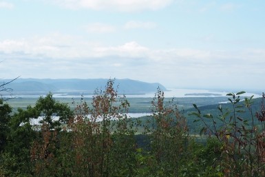 Итоги дня: наезд со стрельбой, на такси к аферистам, ключи учителям и очень чистый город