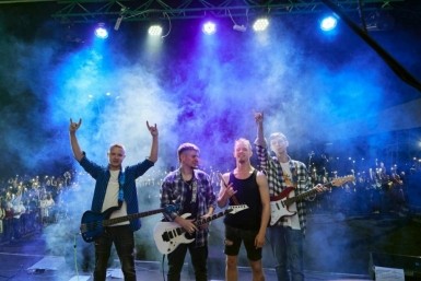 Итоги дня: космические страсти, айда на море, лесные поиски и вандал против иномарки