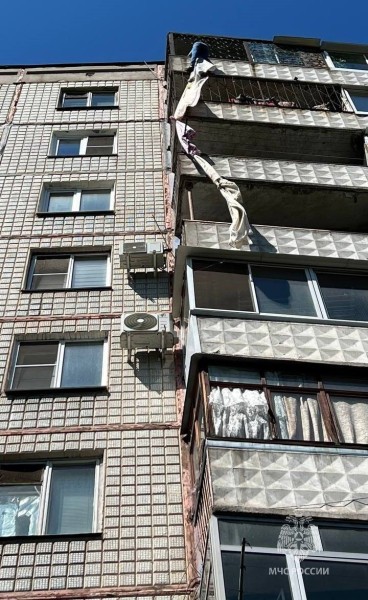 Женщину, повисшую на балконе 9 этажа в Хабаровске, спасли сотрудники МЧС России