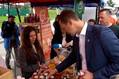 Итоги дня: поджог четырёх машин, молочная лаборатория и незаконная реклама