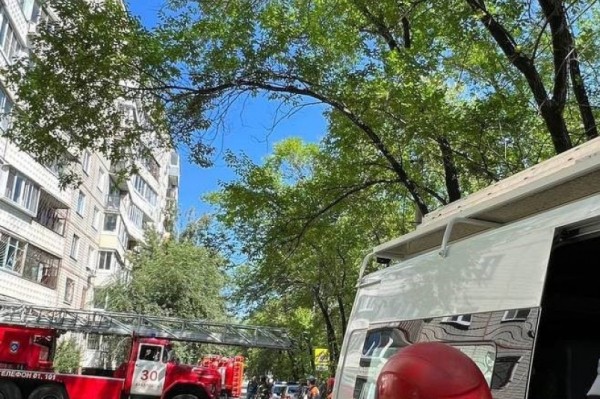 Женщину, повисшую на балконе 9 этажа в Хабаровске, спасли сотрудники МЧС России