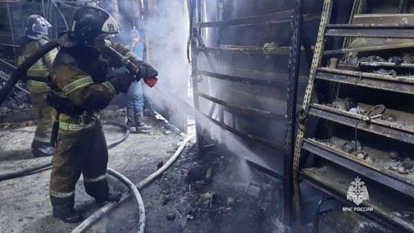Склад автозапчастей сгорел в Хабаровске