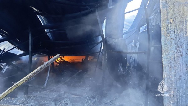 Склад автозапчастей сгорел в Хабаровске