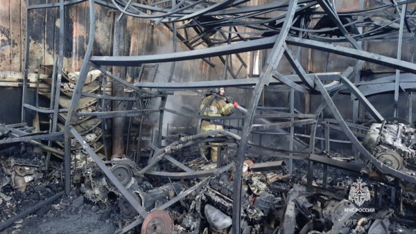 Склад автозапчастей сгорел в Хабаровске