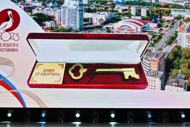 Итоги дня: наезд со стрельбой, на такси к аферистам, ключи учителям и очень чистый город