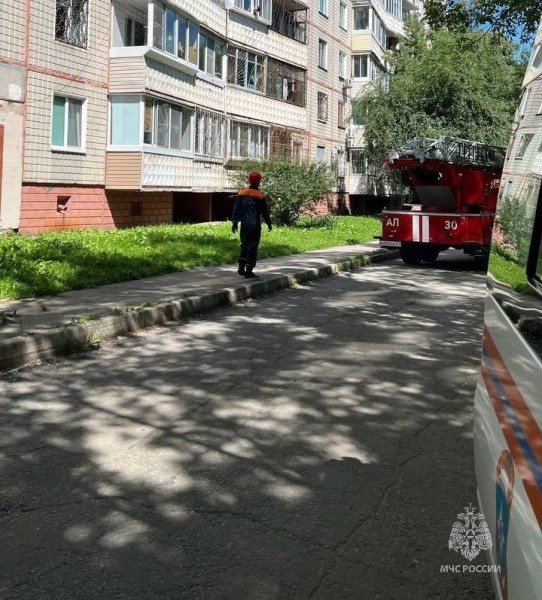 Женщину, повисшую на балконе 9 этажа в Хабаровске, спасли сотрудники МЧС России