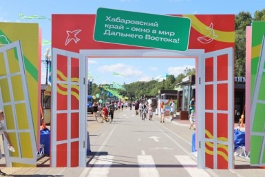 Итоги дня: наезд со стрельбой, на такси к аферистам, ключи учителям и очень чистый город