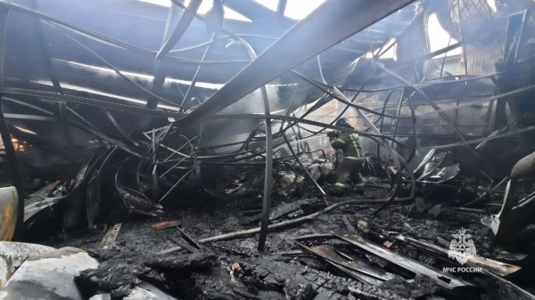 Склад автозапчастей сгорел в Хабаровске