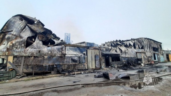 Склад автозапчастей сгорел в Хабаровске