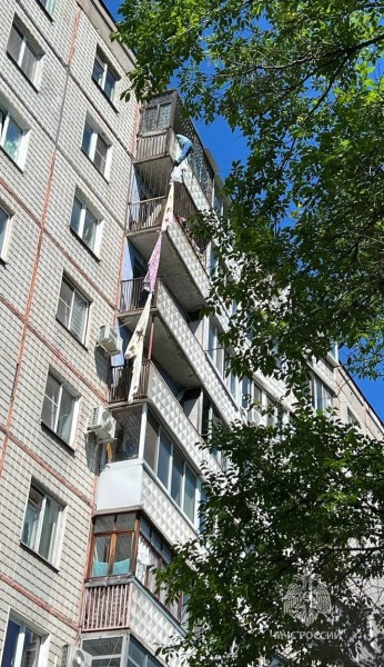 Женщину, повисшую на балконе 9 этажа в Хабаровске, спасли сотрудники МЧС России