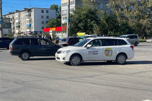 Два несовершеннолетних пассажира пострадали при столкновении двух автомобилей в Хабаровске