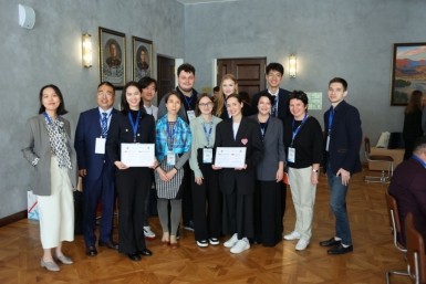 Итоги дня: диван Шредингера, Гродекова в массы, поиски грибника и выборы на воде