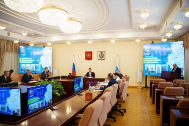 Итоги дня: дорогие поездки с "шашечками", дальневосточная драматургия и рост тарифов