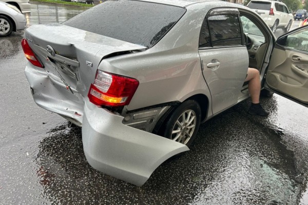 Водитель "сыграл в паровоз", разбив две попутные иномарки в центре Хабаровска