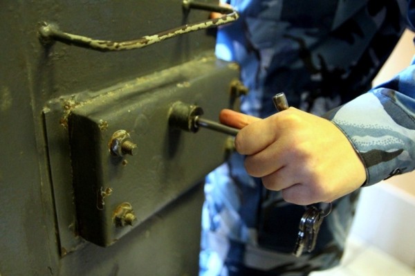 Хабаровские полицейские задержали местного за помощь аферистам в обмане 3 пенсионеров