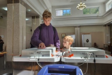 Итоги дня: диван Шредингера, Гродекова в массы, поиски грибника и выборы на воде