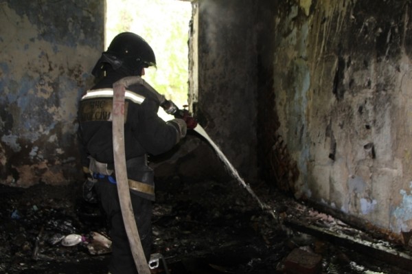 Ночной пожар переполошил жильцов дома по переулку Зеленоборскому в Хабаровске