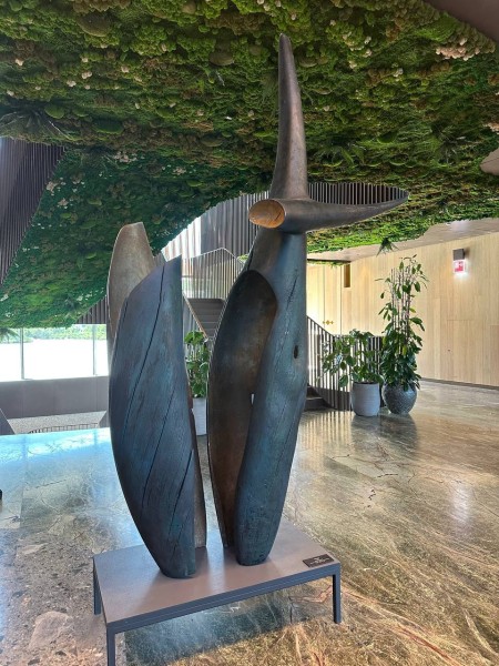 На алтайском курорте Сбера "Манжерок" открылась выставка известного российского скульптора