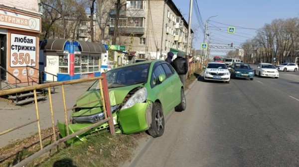 "Хонда фит" в Хабаровске вылетела с дороги в ограждение
