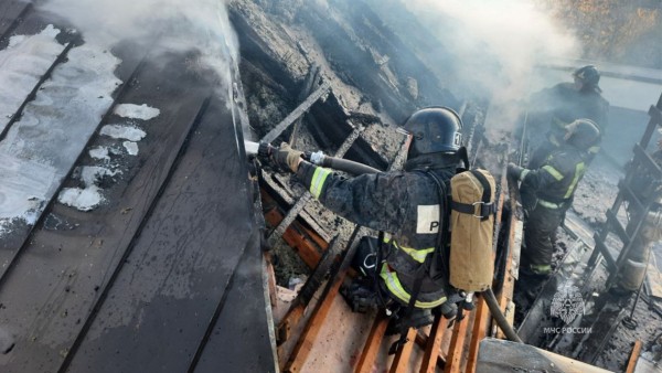 Гостиница "Али" горит в Хабаровске