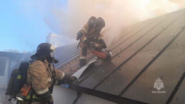 Гостиница "Али" горит в Хабаровске