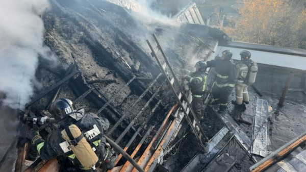 Гостиница "Али" горит в Хабаровске