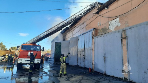 Пожар тушат на территории трамвайно-троллейбусного депо в Хабаровске