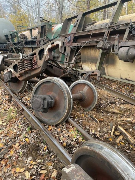 Две цистерны с топливом сошли с рельсов в Хабаровском крае