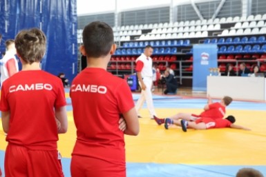 Итоги дня: исповедь тяжелоатлета, православные баннеры, книга о врачах-героях, штраф банку