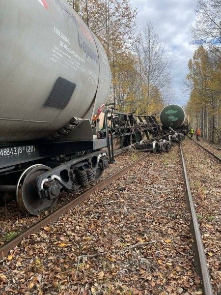 Две цистерны с топливом сошли с рельсов в Хабаровском крае