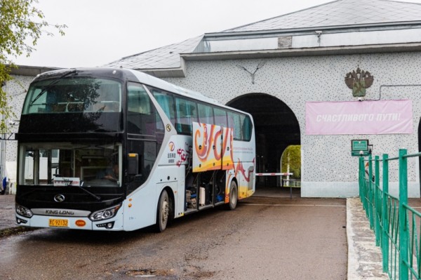Зажаты в покореженном авто: в Приморье два человека погибли при ДТП с туристическим автобусом из Китая