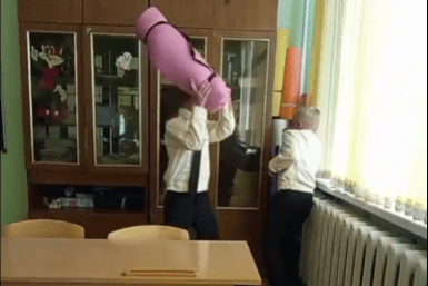 Итоги дня: "Ветер перемен", тест для таксиста, школьный драчун и игры на рабочем месте