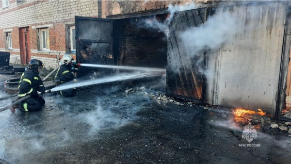 Пожар тушат на территории трамвайно-троллейбусного депо в Хабаровске