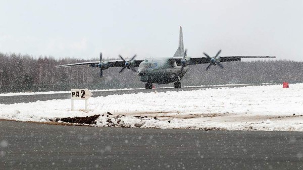 Транспортный самолет Ан-12 совершил аварийную посадку в Комсомольске-на-Амуре
