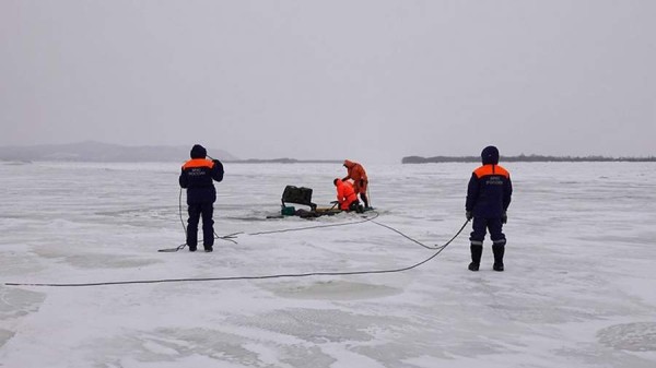 Два рыбака провалились под лед вместе с автомобилем в Хабаровском крае
