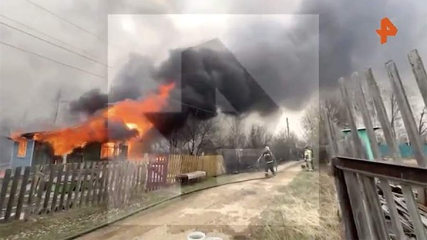 Десятки домов горят под Комсомольском-на-Амуре из-за палов травы
