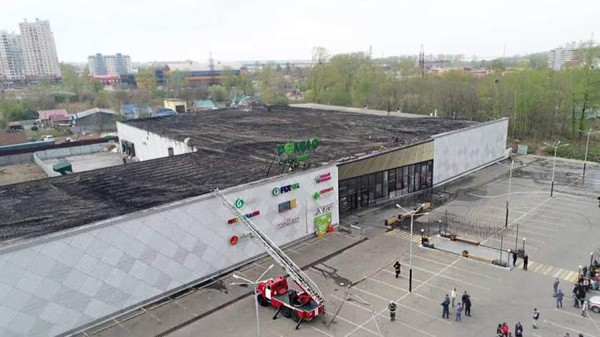 Пожар на 1,1 тыс. кв. м произошел в торговом центре в Хабаровске
