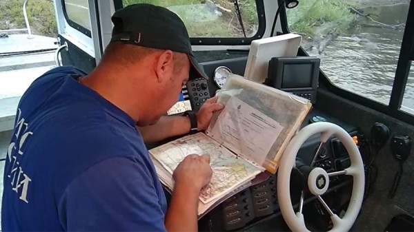 Спасатели ведут поиски трех человек с затонувшего катера на реке Амур
